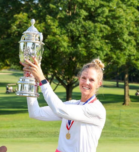 Jill McGill holds the trophy after she won the 2022 U.S. Senior Women’s Open at NCR Country Club (South Course) in Kettering, Ohio on Sunday, Aug. 28, 2022. (Jeff Haynes/USGA)